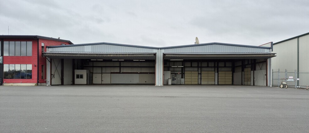 More Photos Of 15426 Airport Dr, Burlington Airplane Hangar For Lease