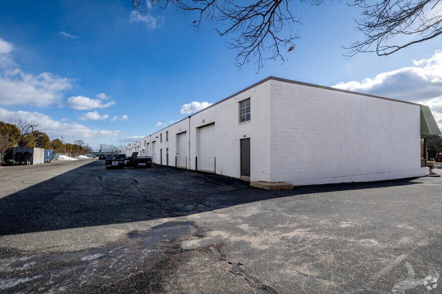 More Photos Of 60-90 Bridge Rd, Islandia Warehouse For Lease
