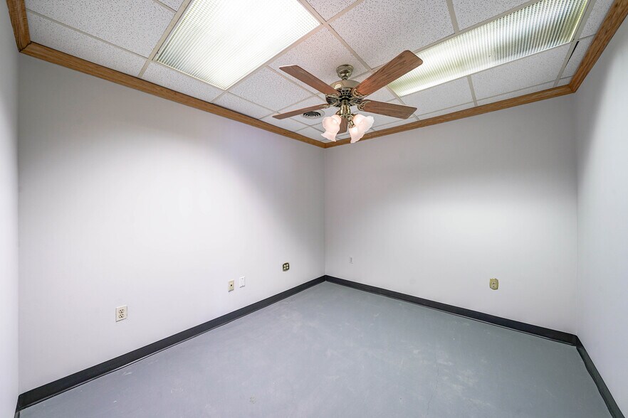 More Photos Of 8023 Malcolm Rd, Clinton Medical For Lease