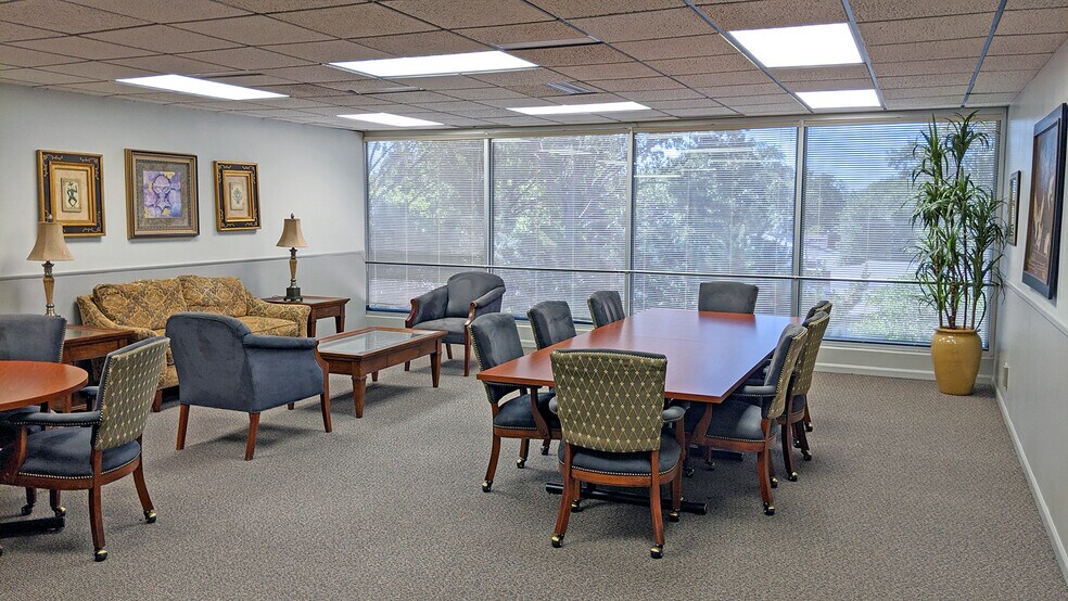More Photos Of 400 N Woodlawn St, Wichita Office For Lease