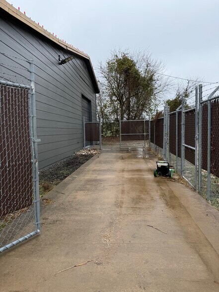 More Photos Of 1650 FM 66, Waxahachie Flex For Lease
