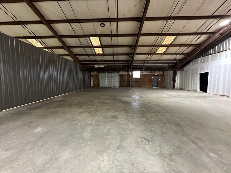 More Photos Of 658 Southern Ave, Fayetteville Warehouse For Lease
