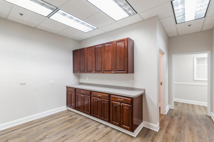 More Photos Of 6475 Washington St, Gurnee Office For Sale