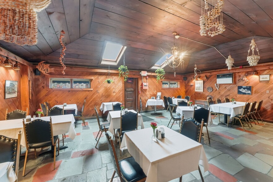 More Photos Of 170 Franklin St, Bristol Restaurant For Sale