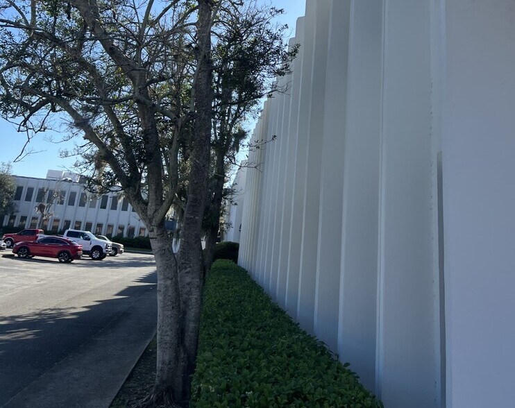 More Photos Of 6501 Arlington Expy, Jacksonville Office For Lease