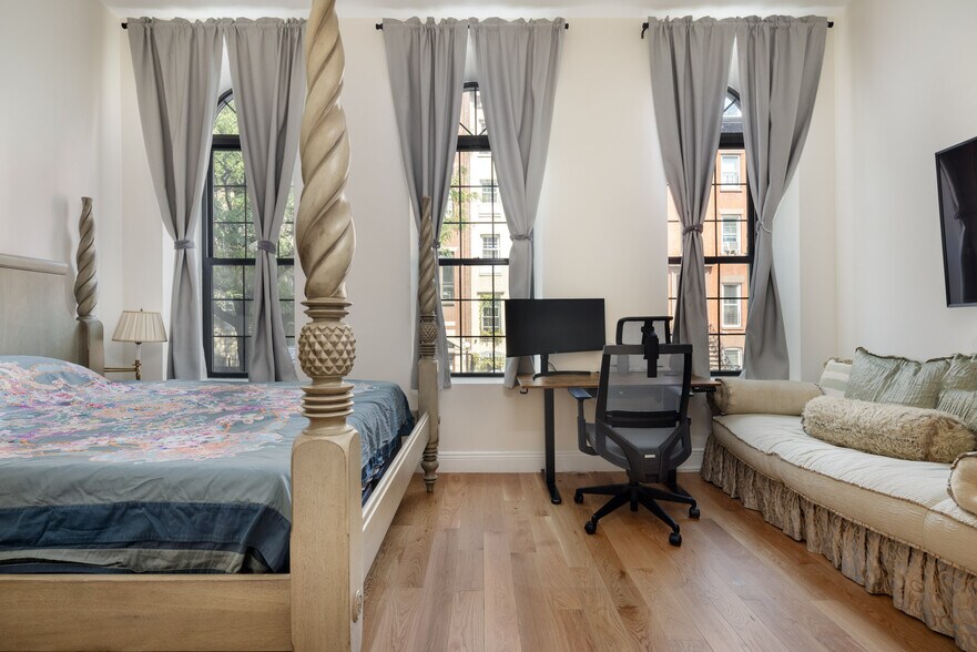 More Photos Of 450 W 44th St, New York Apartments For Sale