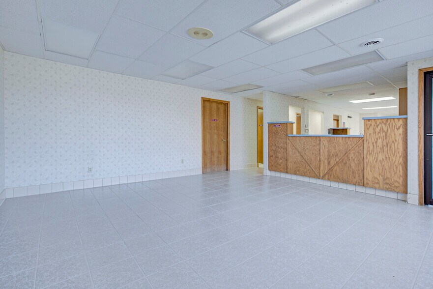 More Photos Of 2321 W Wisconsin Ave, Appleton Veterinarian Kennel For Sale