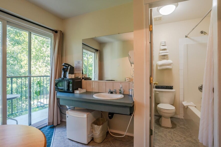 More Photos Of 6203 Willow Av, Summerland Hotel For Sale