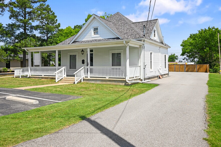 More Photos Of 1103 W Elm St, Rogers Storefront Retail Residential For Sale