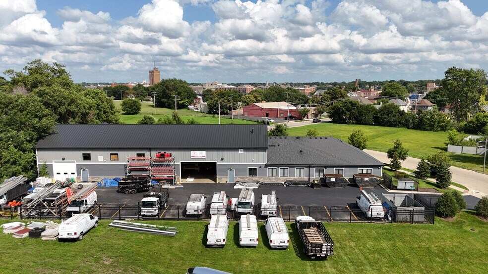 More Photos Of 325 Marshall Ave, Aurora Industrial For Sale