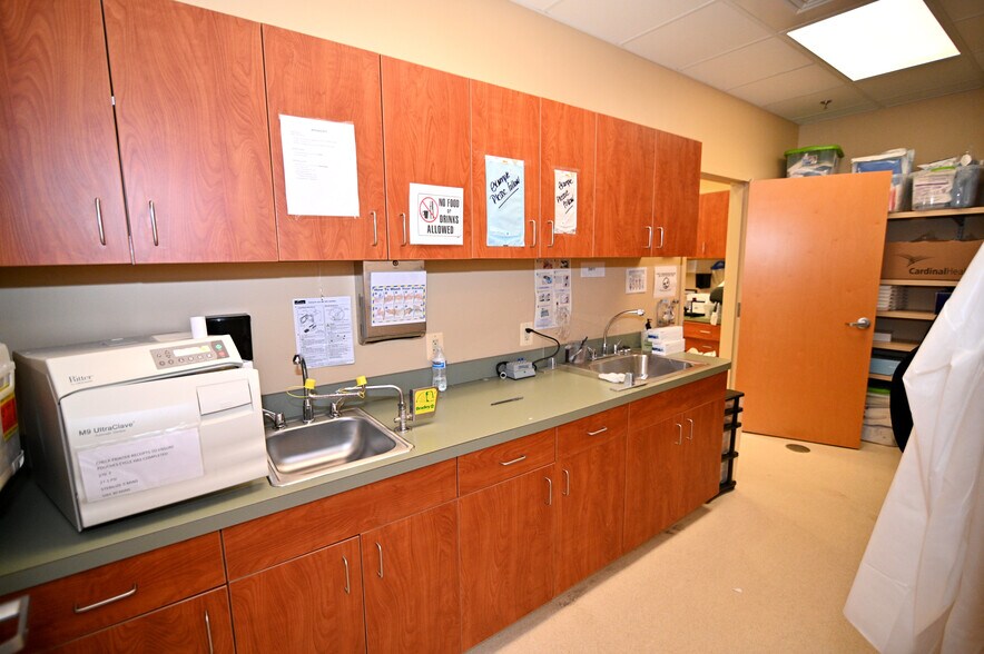 More Photos Of 2960 Technology Pl, Waldorf Research And Development For Lease