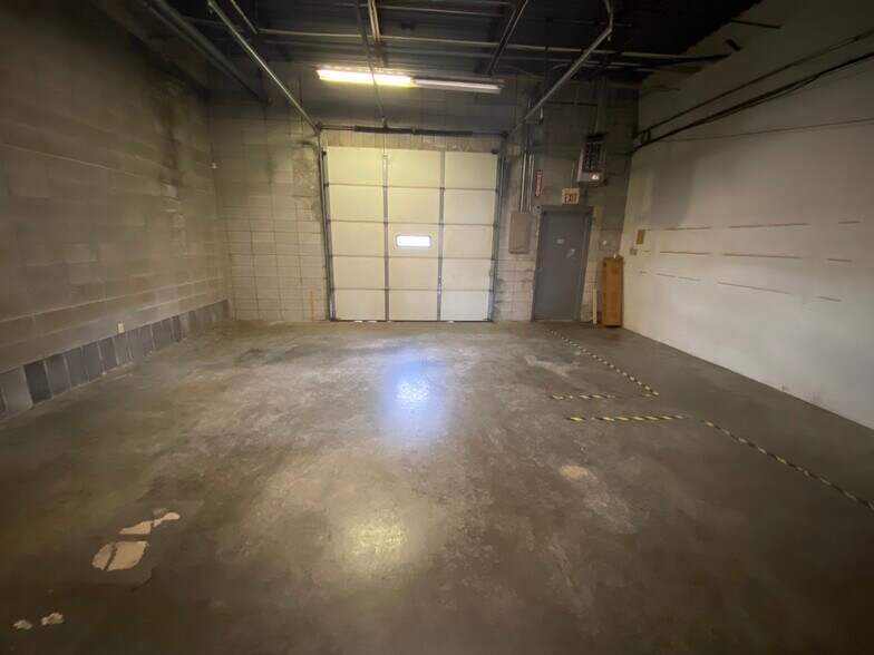 More Photos Of 1447 S Enterprise Ave, Springfield Flex For Sale