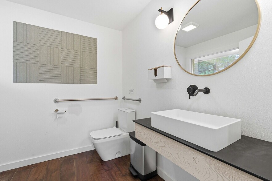 More Photos Of 13617 Fitzhugh Rd, Austin Showroom For Lease