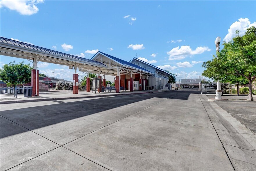 More Photos Of 504 W 7th St, Hanford Freestanding For Sale