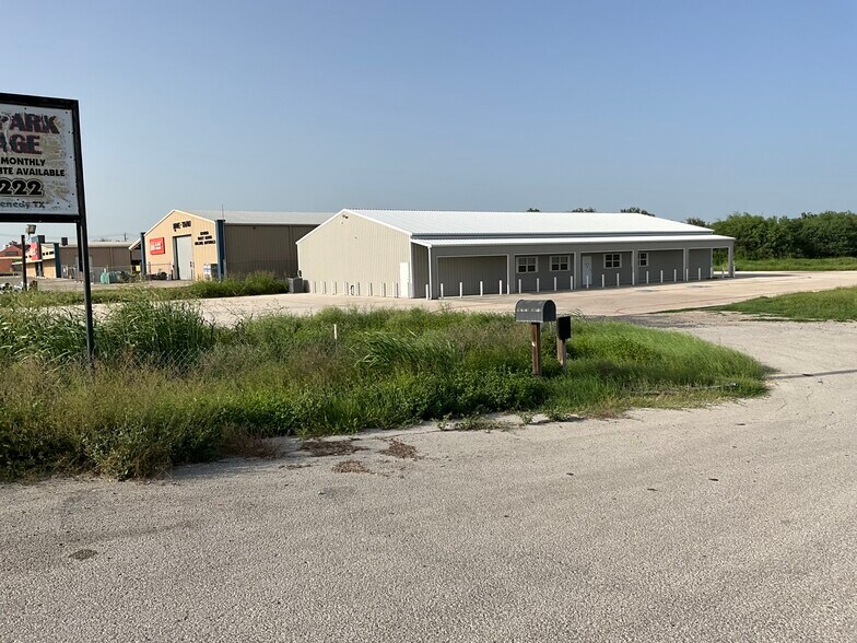 More Photos Of 322 N Sunset Strip St, Kenedy Trailer Camper Park For Sale