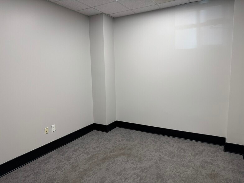 More Photos Of 115 E Park Ave, Charlotte Office Residential For Lease