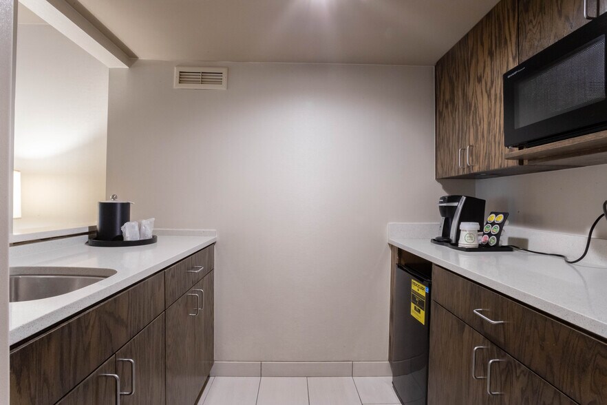 More Photos Of 600 Interstate 30, Little Rock Hotel For Sale