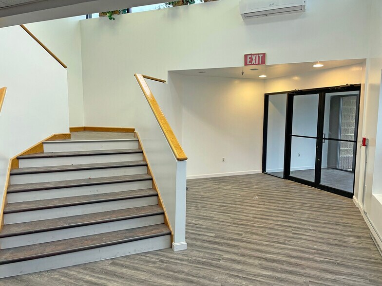 More Photos Of 4 Tinkham Ave, Derry Office For Lease