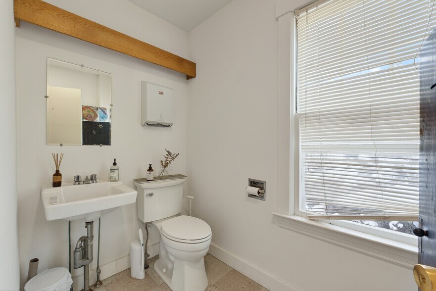 More Photos Of 10 Walker St, Kittery Loft Creative Space For Lease