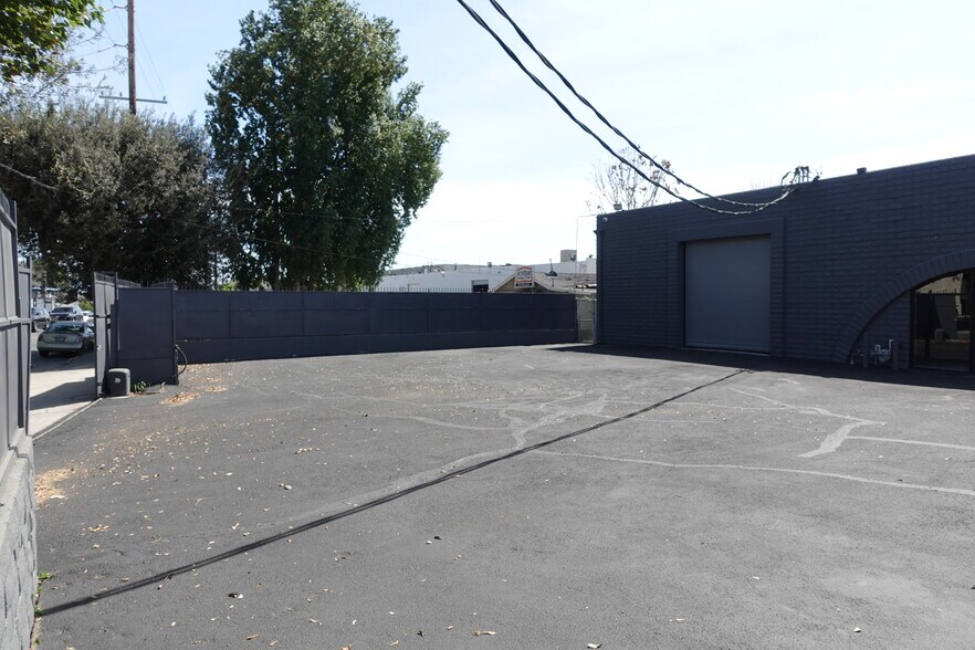 More Photos Of 18334 Eddy St, Northridge Warehouse For Sale