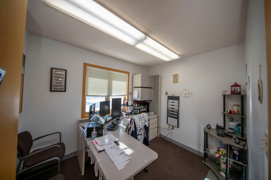 More Photos Of 337 Brady Ave, Caspian Office For Sale