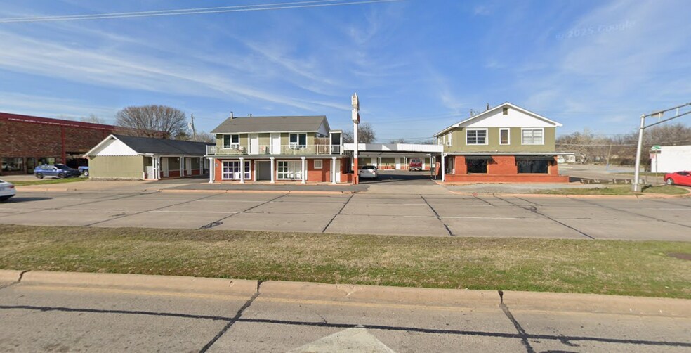 Primary Photo Of 1601 NW Cache Rd, Lawton Hotel For Sale