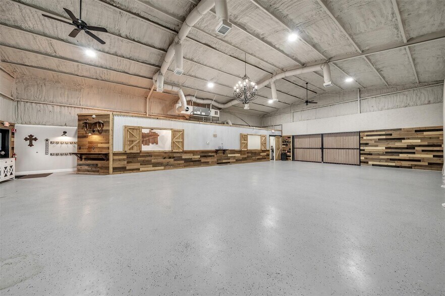 More Photos Of 7816 Lous Ct, Fort Worth Office For Sale