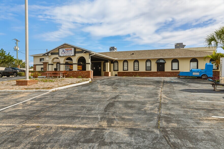 More Photos Of 300 N Cocoa Blvd, Cocoa Restaurant For Lease