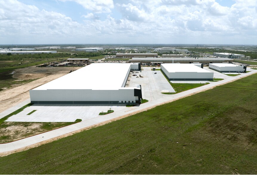 More Photos Of 1085 Heritage West Dr, Katy Distribution For Sale