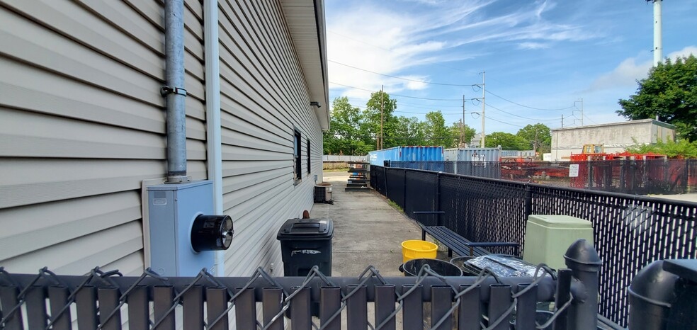 More Photos Of 40 Willis Ave, Syosset Warehouse For Lease