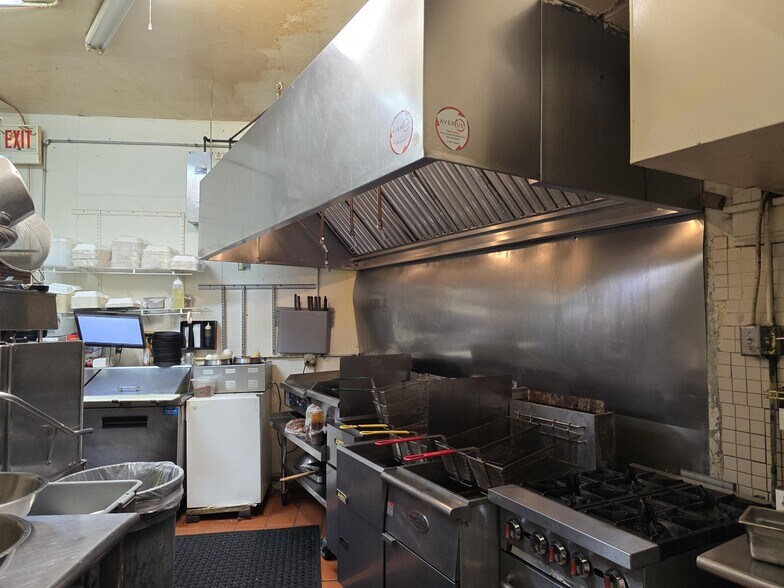 More Photos Of 4263 Lincoln Ave, Chicago Restaurant For Lease