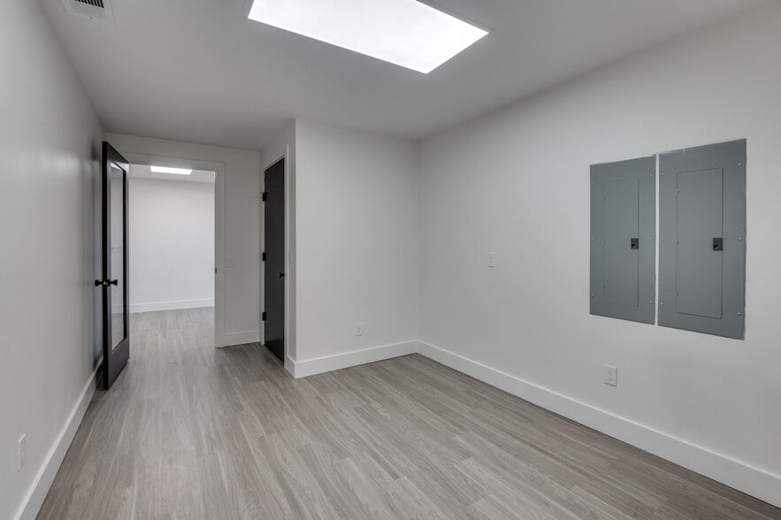 More Photos Of 6550 Lemmon Ave, Dallas Storefront Retail Office For Lease