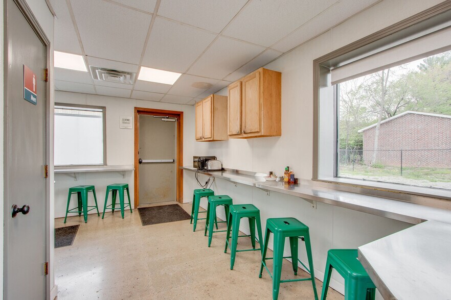 More Photos Of 120 Confederate Dr, Franklin Manufacturing For Sale