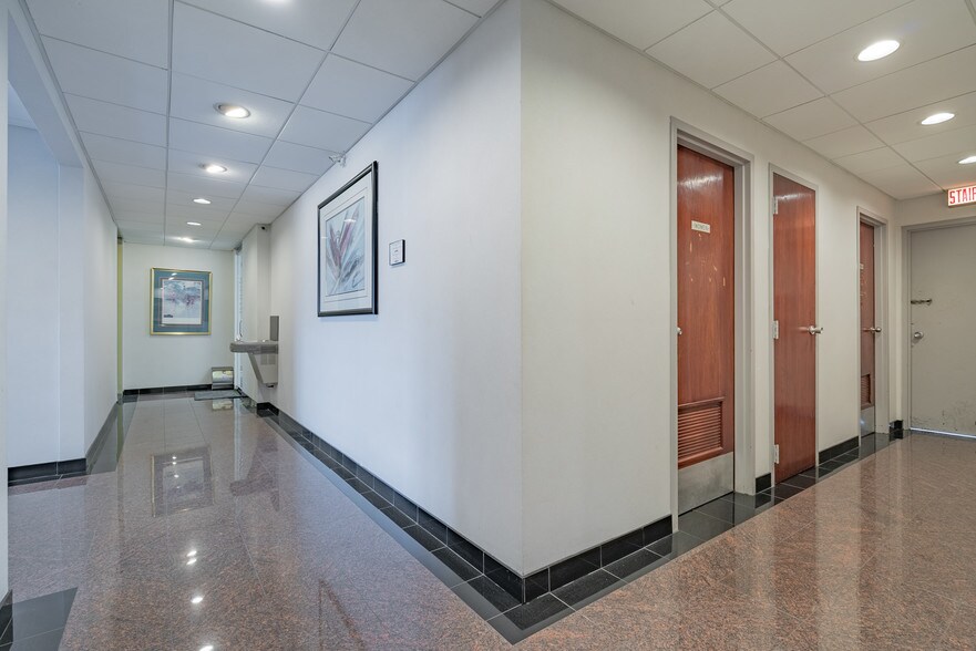 More Photos Of 6650 N Northwest Hwy, Chicago Office For Lease