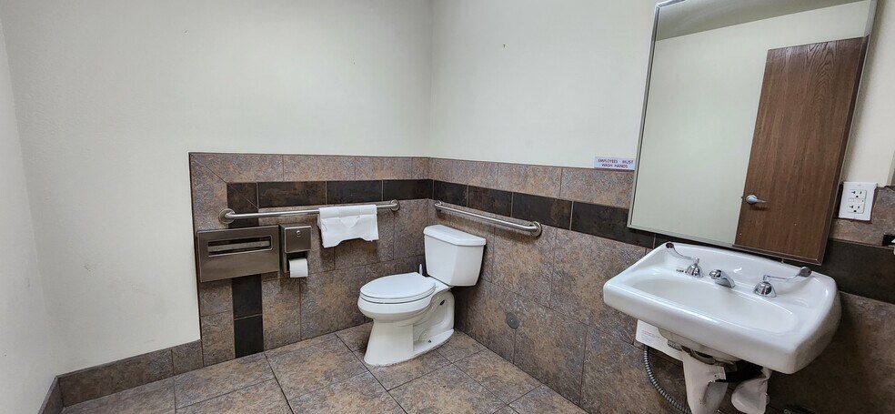 More Photos Of 4135 N Rancho Dr, Las Vegas Light Distribution For Lease
