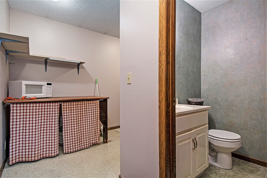 More Photos Of 1010 N Broadway St, Red Oak Medical For Sale