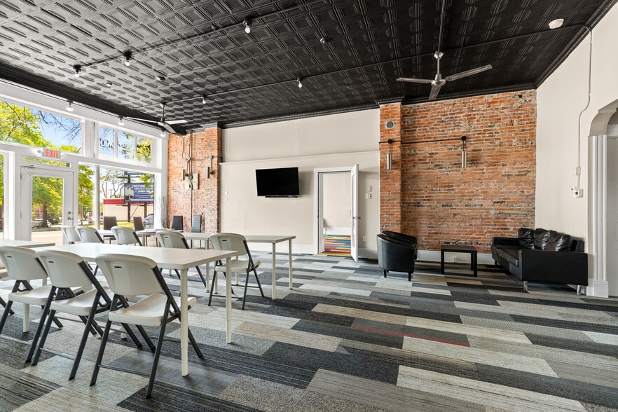More Photos Of 2631-2641 Gravois Rd, Saint Louis Storefront Retail Office For Lease
