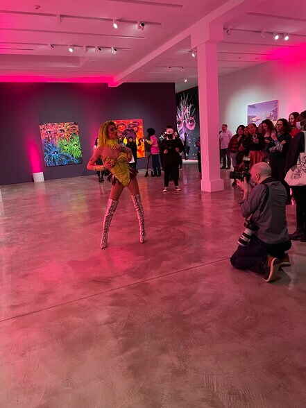 More Photos Of 219 N Elizabeth St, Chicago Showroom For Sale