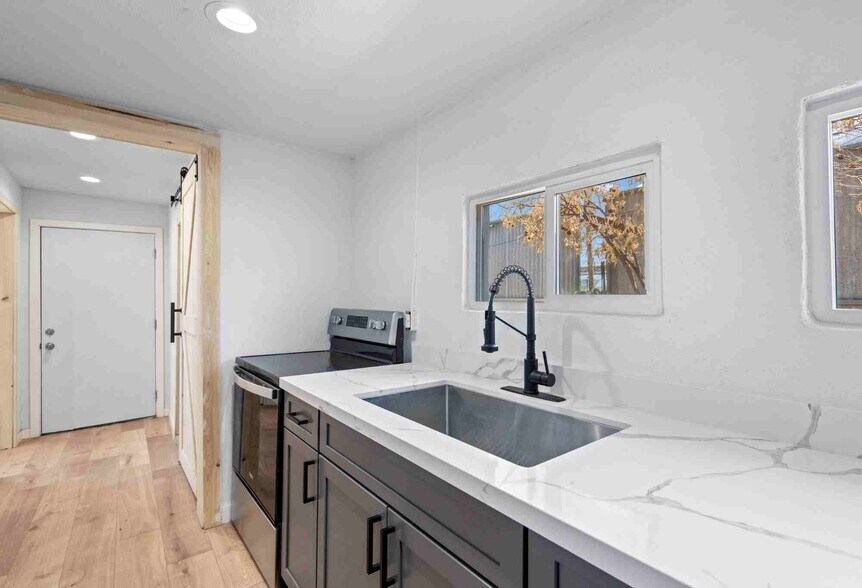 More Photos Of 427 S 31st Ave, Phoenix Service For Lease