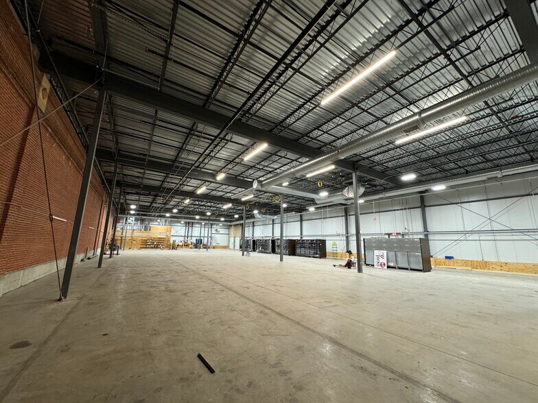 More Photos Of 650 Memorial Dr, Chicopee Supermarket For Lease