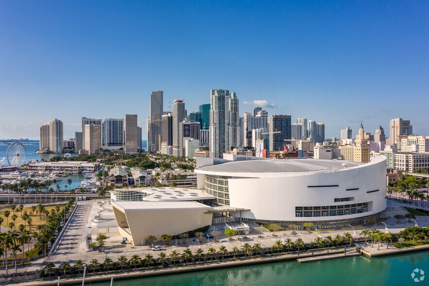 More Photos Of 100 SE 2nd St, Miami Coworking Space