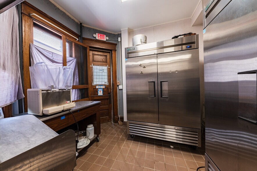 More Photos Of 1493 University Ave, Morgantown Sorority Fraternity House For Lease