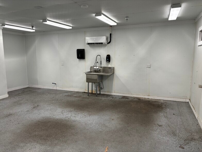 More Photos Of 848 Kensinger Rd, Lakeland Manufacturing For Lease