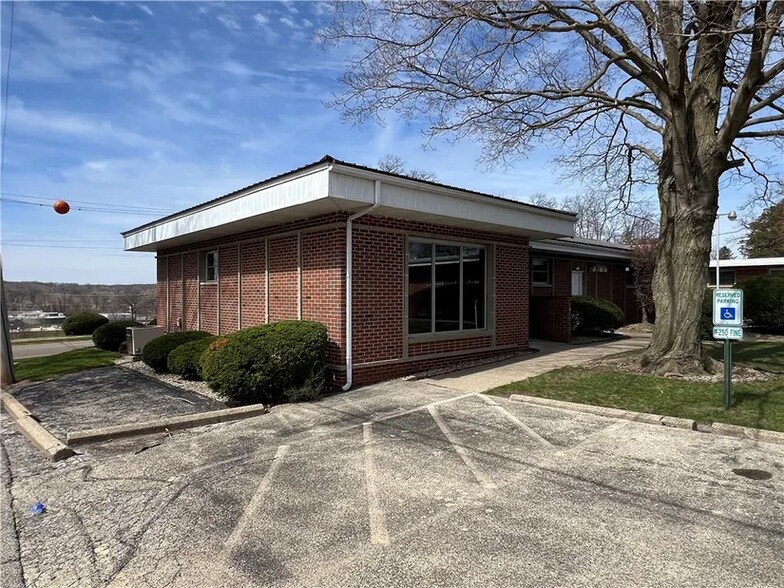 More Photos Of 909 N Logan Ave, Danville Medical For Sale