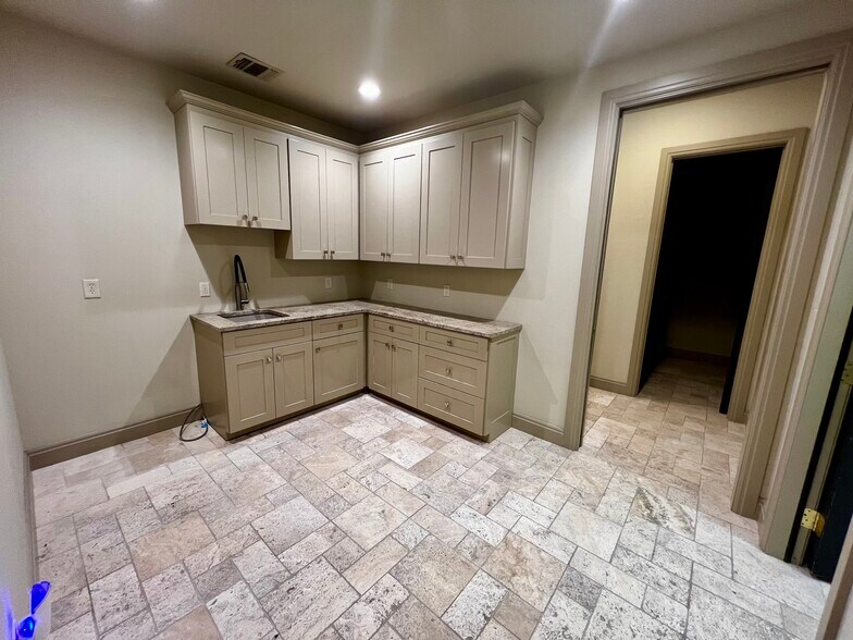 More Photos Of 11818 Warfield St, San Antonio Service For Lease