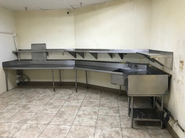 More Photos Of 5048-5060 N Blackstone Ave, Fresno Unknown For Lease