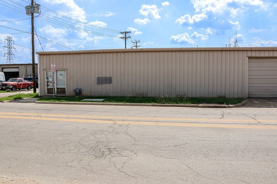 More Photos Of 104 Pioneer Dr E, Irving Light Distribution For Sale