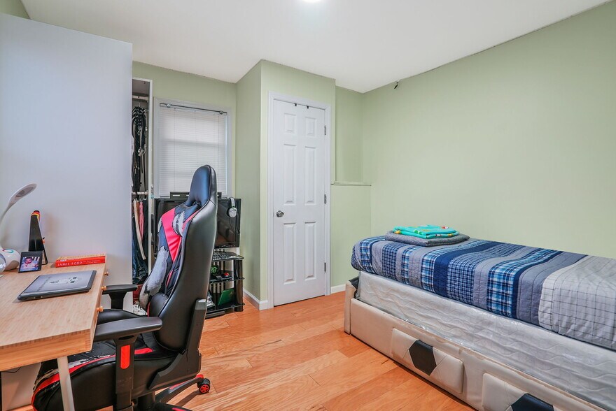 More Photos Of 1000 Stewart Ave, Bethpage Storefront Retail Residential For Sale