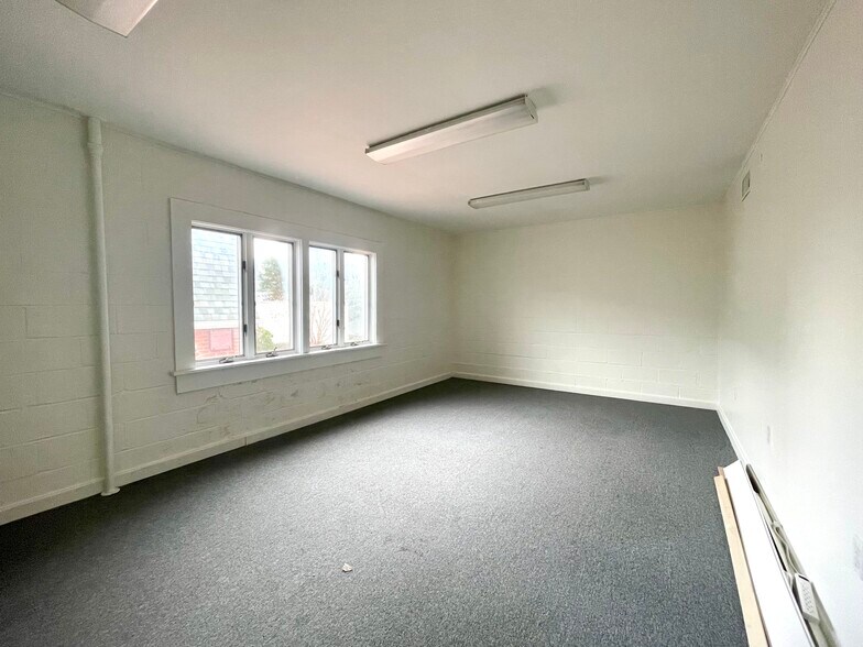 More Photos Of 30 Jobs Ln, Southampton Storefront For Lease