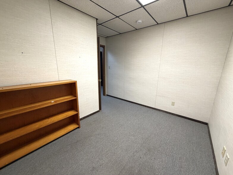 More Photos Of 305 N Mason St, Carrollton Office For Sale